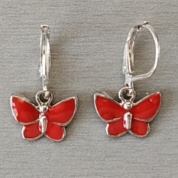 Boucles d'oreilles avec papillons émaillés rouges.
