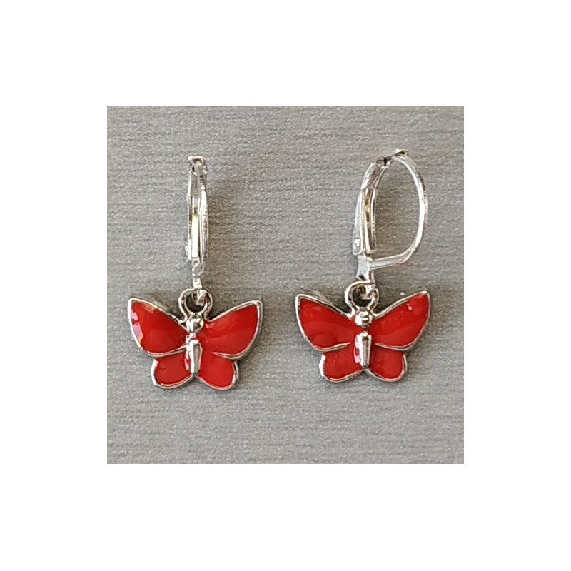 Boucles d'oreilles avec papillons émaillés rouges.