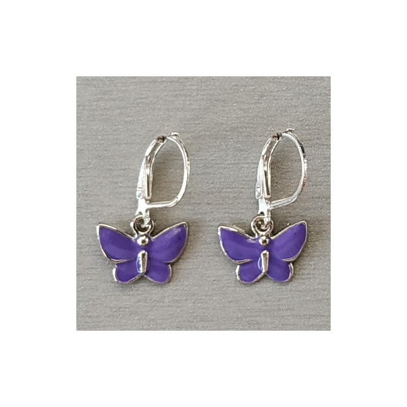 Boucles d'oreilles avec papillons émaillés violets.