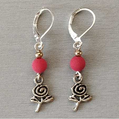 Boucles d'oreilles avec breloques en forme de roses.